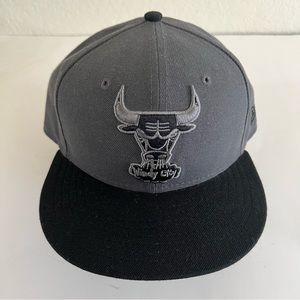 Chicago Bulls Hat Cap Size 7 1/4 Fitted Gray Black NBA Basketball New Era